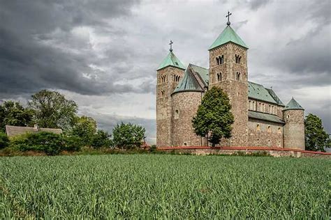 Tum Collegiate Church .
